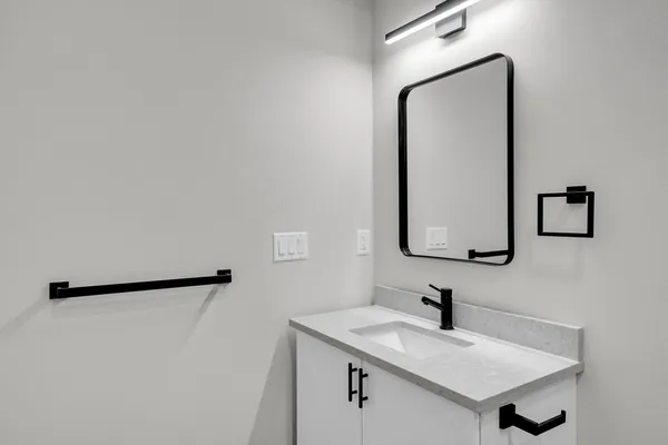 $3,000 | 63 Belgrade Avenue, Unit 403, Boston, MA 02131