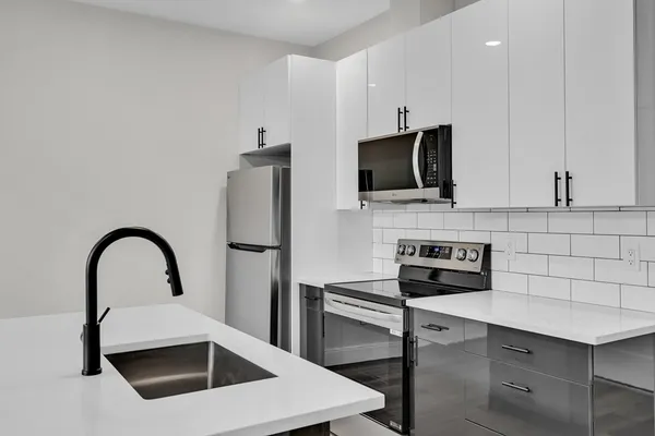 $3,000 | 63 Belgrade Avenue, Unit 403, Boston, MA 02131