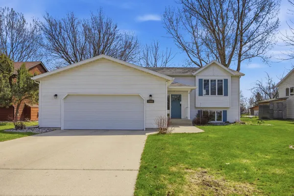 $325,000 | 2400 Fairway Drive, Moorhead, MN 56560
