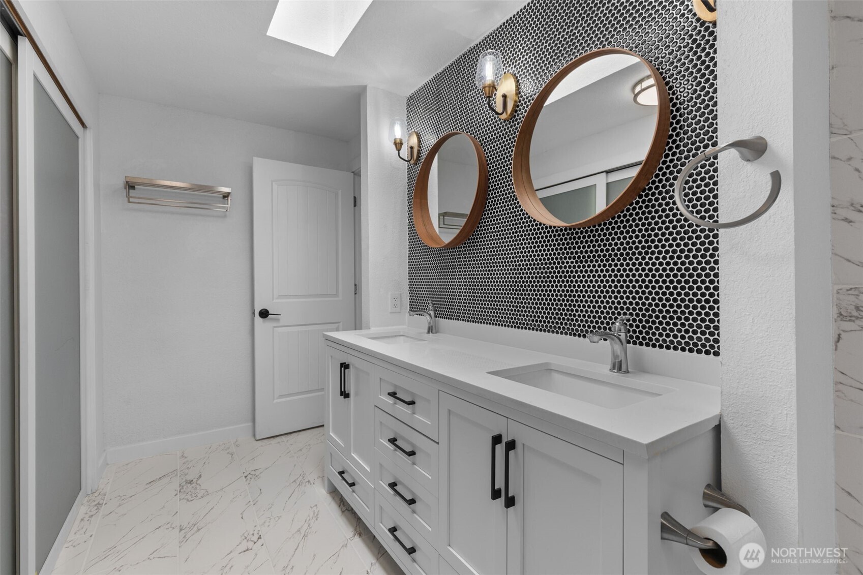 2219 14th Avenue West, Unit 405 Seattle, WA 98119 - Photo 24 of 39