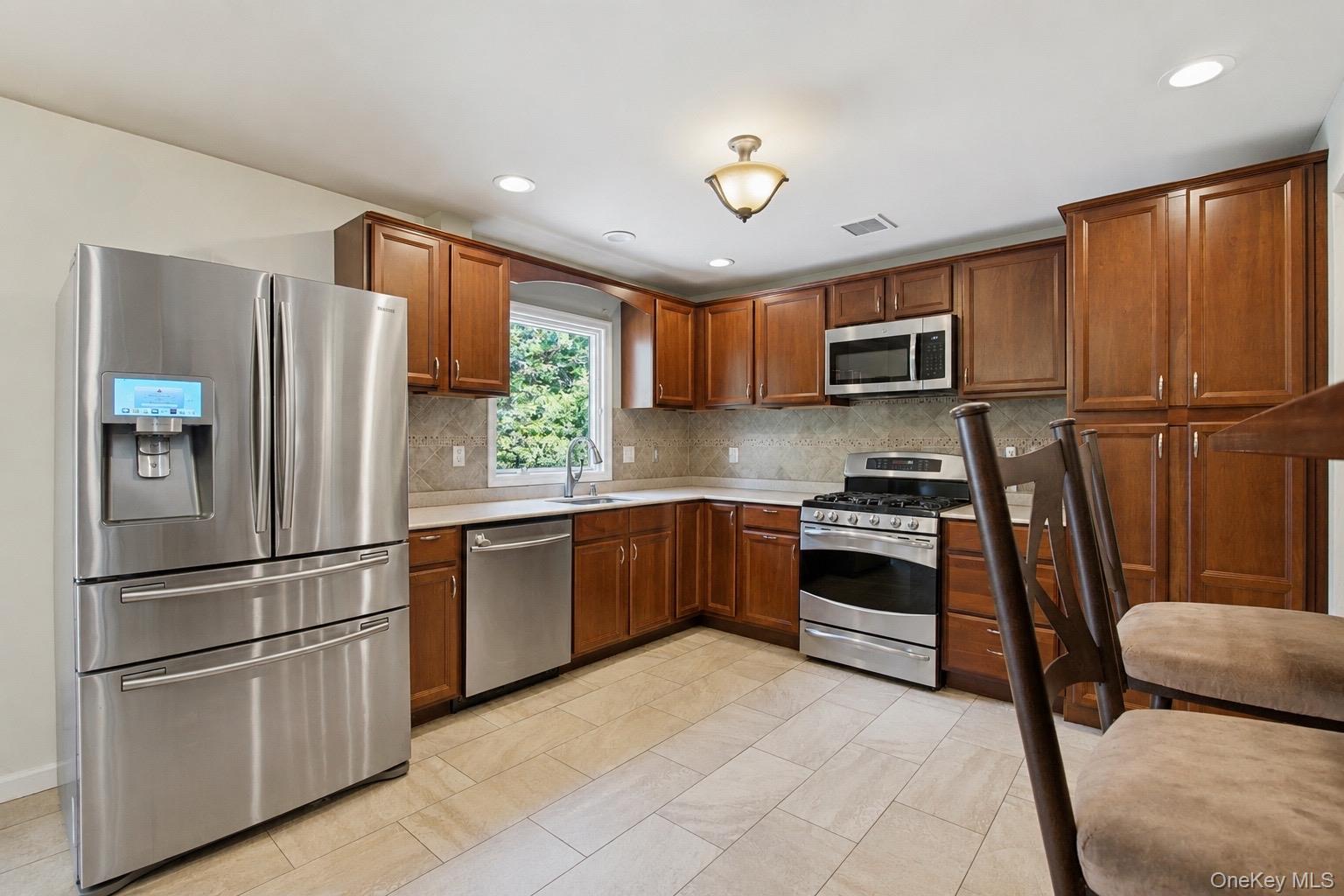 9 Pleasant View Road Ridge, NY 11961 - Photo 3 of 22 Gallery Image 3