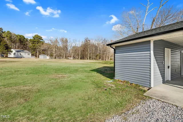 a view of a backyard