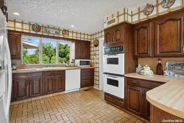 $2,150,000 | 30 Thixton Drive, Hewlett, NY 11557