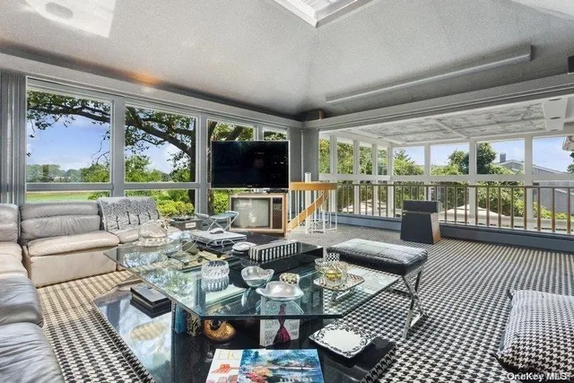 $2,150,000 | 30 Thixton Drive, Hewlett, NY 11557