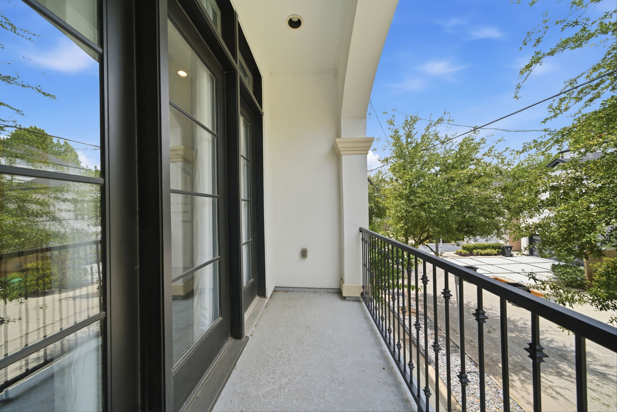 911 West Drew Street Houston, TX 77006 - Photo 32 of 44 a view of a balcony