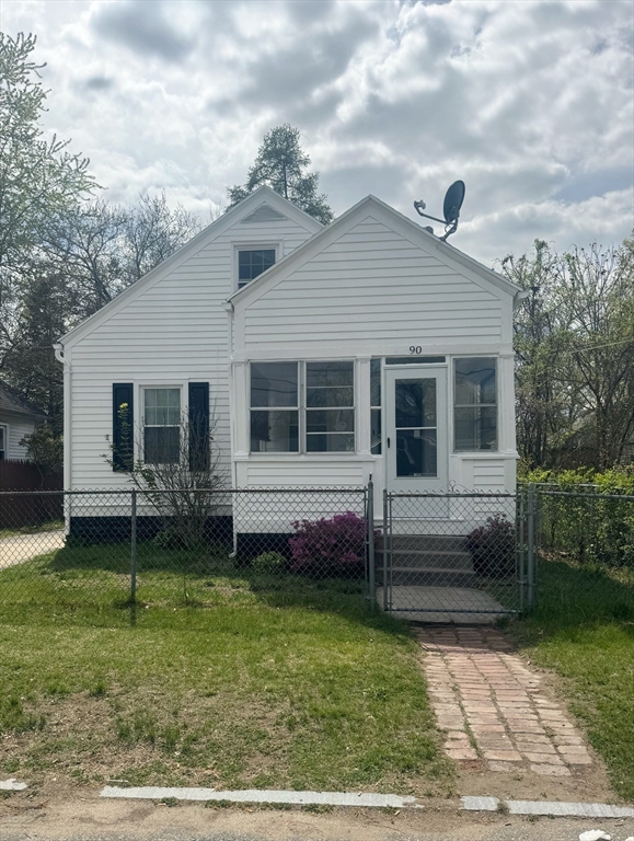 90 Elijah Street Springfield, MA 01109 - Photo 5 of 42 a front view of a house with a garden