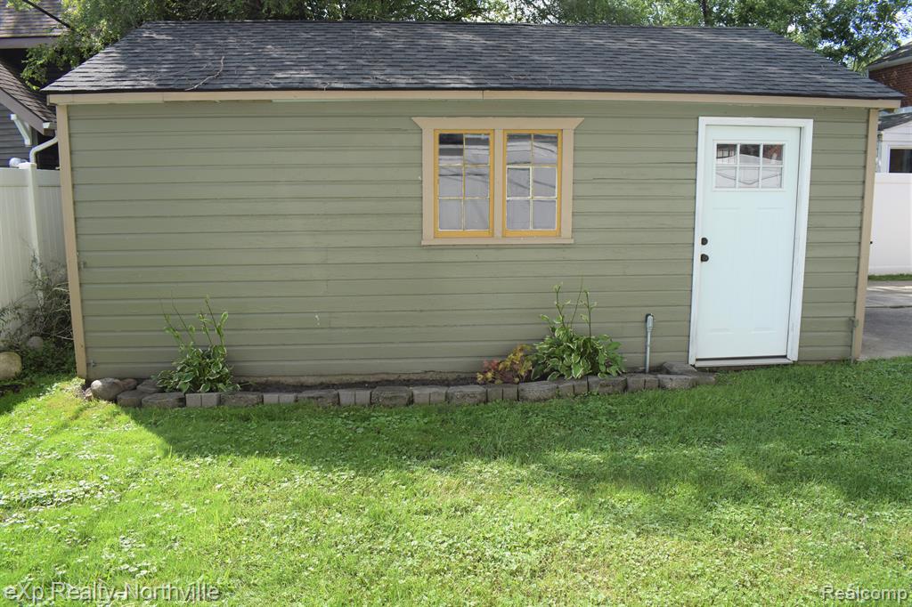 1047 Columbia Road Berkley, MI 48072 - Photo 33 of 38