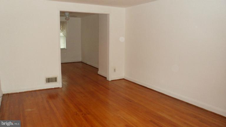 7456 Lawrence Road Baltimore, MD 21222 - Photo 2 of 18 Living Room
