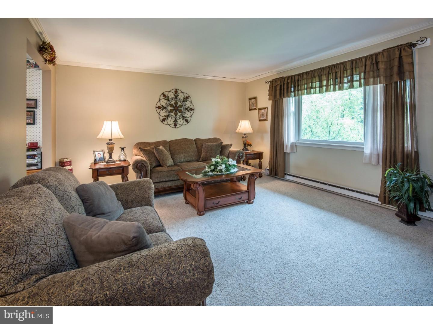 182 Niantic Road Barto, PA 19504 - Photo 7 of 25 Living Room