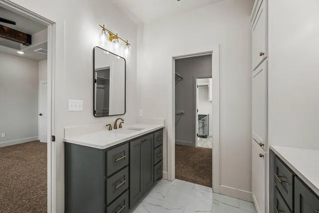 a en suite bathroom with a double vanity sink and mirror