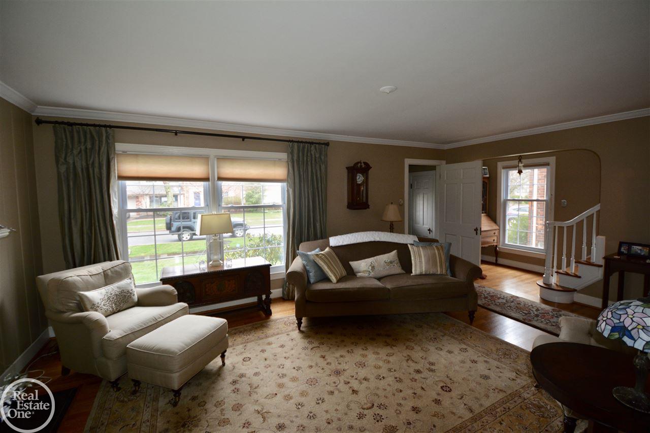 385 Moran Road Grosse Pointe, MI 48236 - Photo 7 of 33 31316318-6.JPG