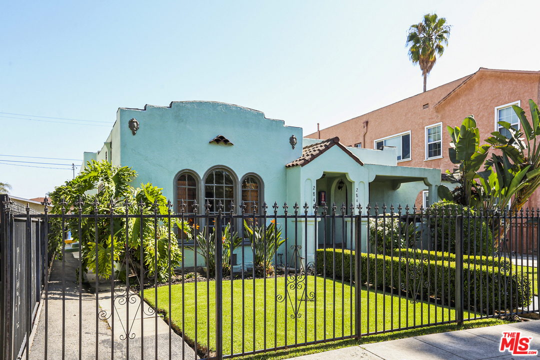 2840 Buckingham Road Los Angeles, CA 90016 - Photo 3 of 8 Gallery Image 3