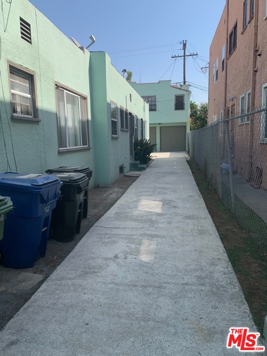 2840 Buckingham Road Los Angeles, CA 90016 - Photo 6 of 8 Gallery Image 6