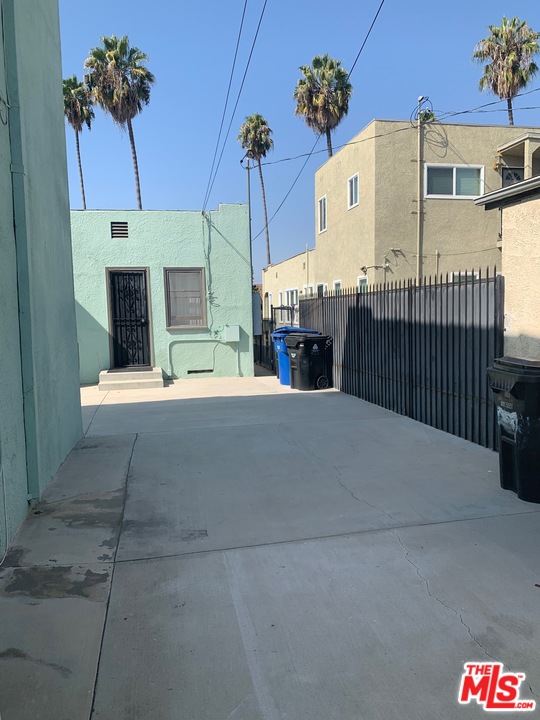 2840 Buckingham Road Los Angeles, CA 90016 - Photo 7 of 8 Gallery Image 7
