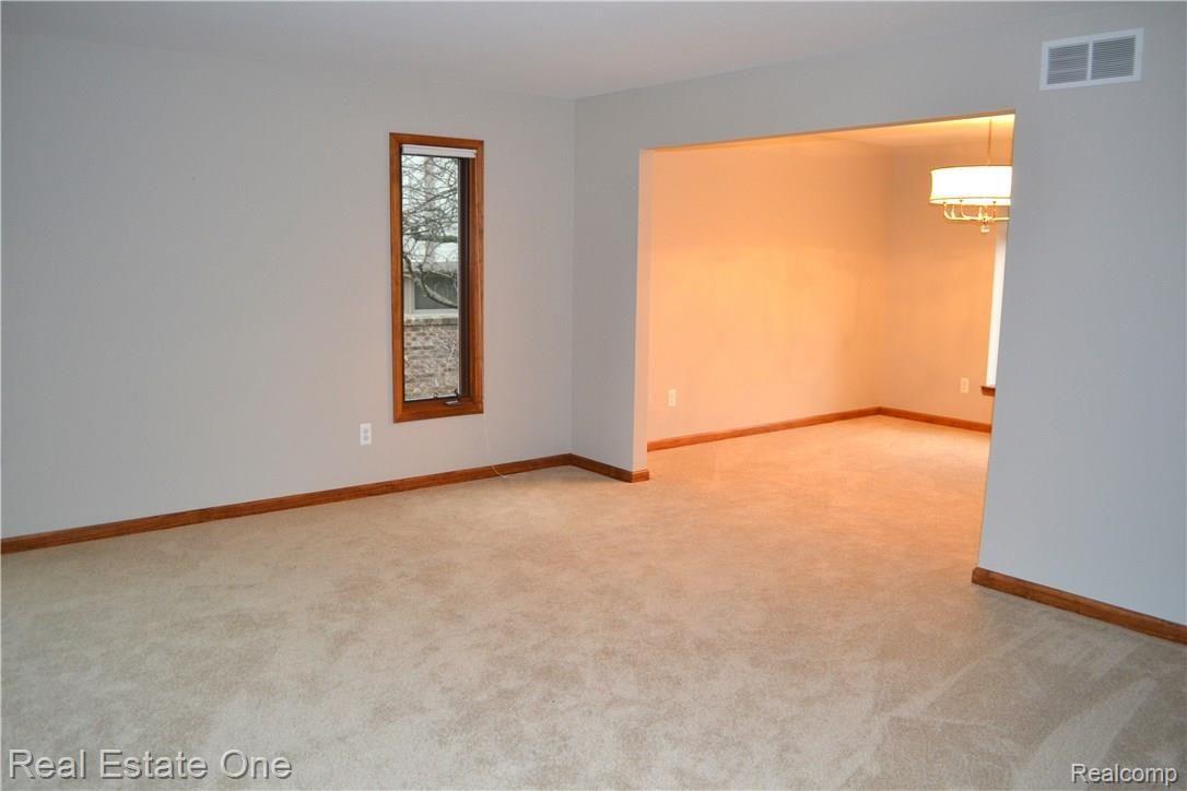 30992 Country Ridge Circle Farmington, MI 48331 - Photo 5 of 40 6.jpg