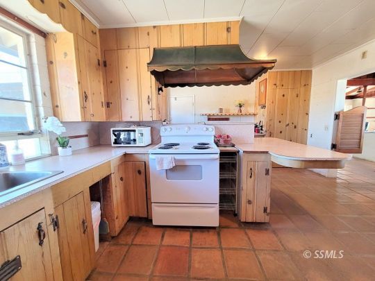 1549 South Gordon Street Ridgecrest, CA 93555 - Photo 8 of 44 a kitchen that has a sink and a stove