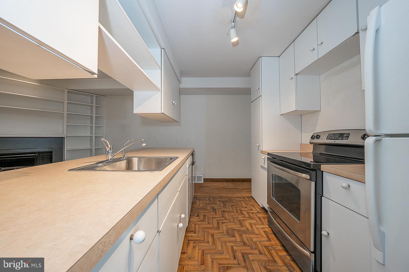 922 Locust Street Philadelphia, PA 19107 - Photo 13 of 40 Galley Kitchen