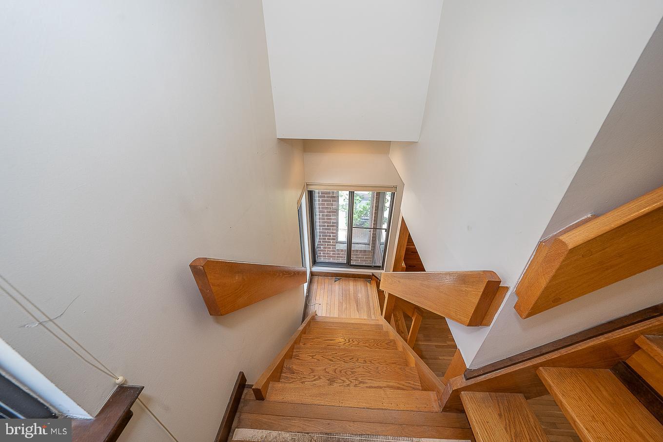 922 Locust Street Philadelphia, PA 19107 - Photo 15 of 40 Contemporary Stairway