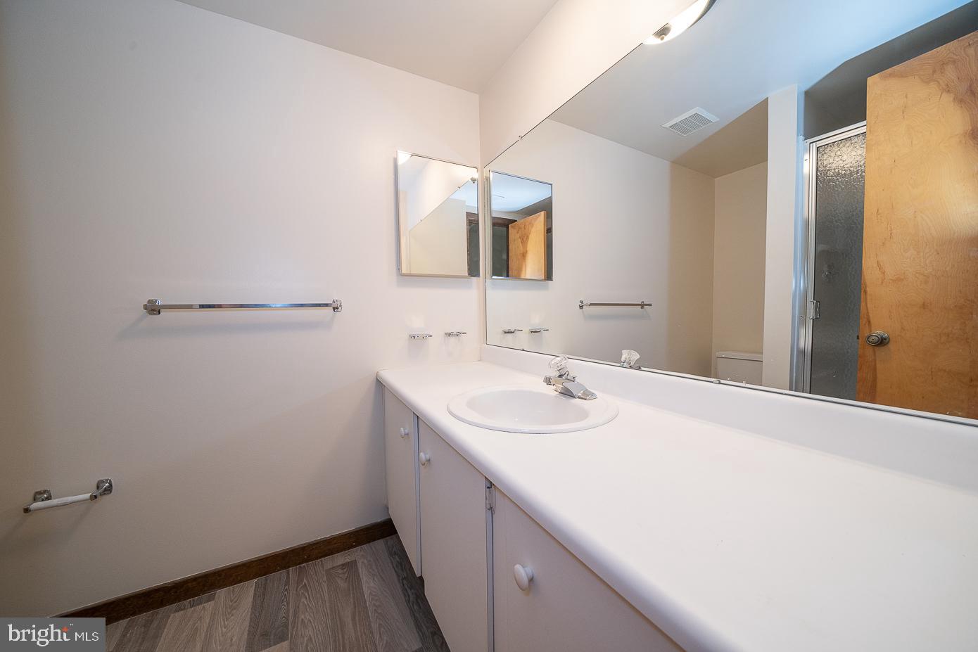 922 Locust Street Philadelphia, PA 19107 - Photo 29 of 40 3rd Full Bathroom