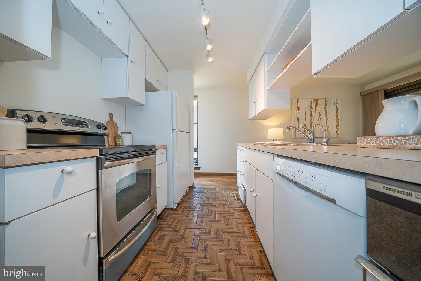 922 Locust Street Philadelphia, PA 19107 - Photo 7 of 40 Galley Kitchen