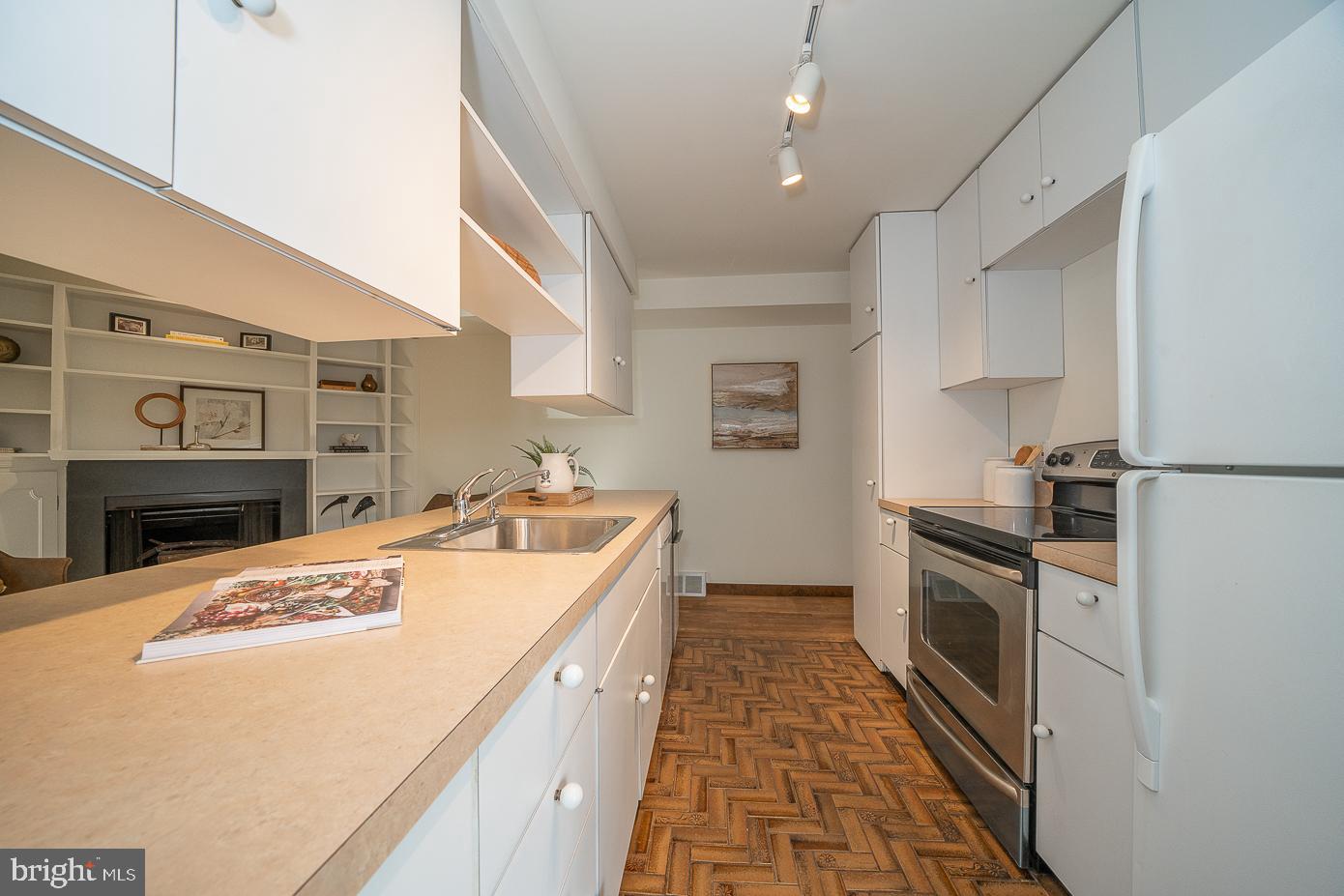 922 Locust Street Philadelphia, PA 19107 - Photo 8 of 40 Stainless Stove/Oven