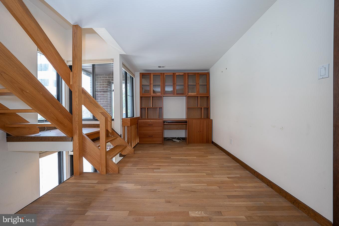 922 Locust Street Philadelphia, PA 19107 - Photo 10 of 40 Sunny Built In Office Space