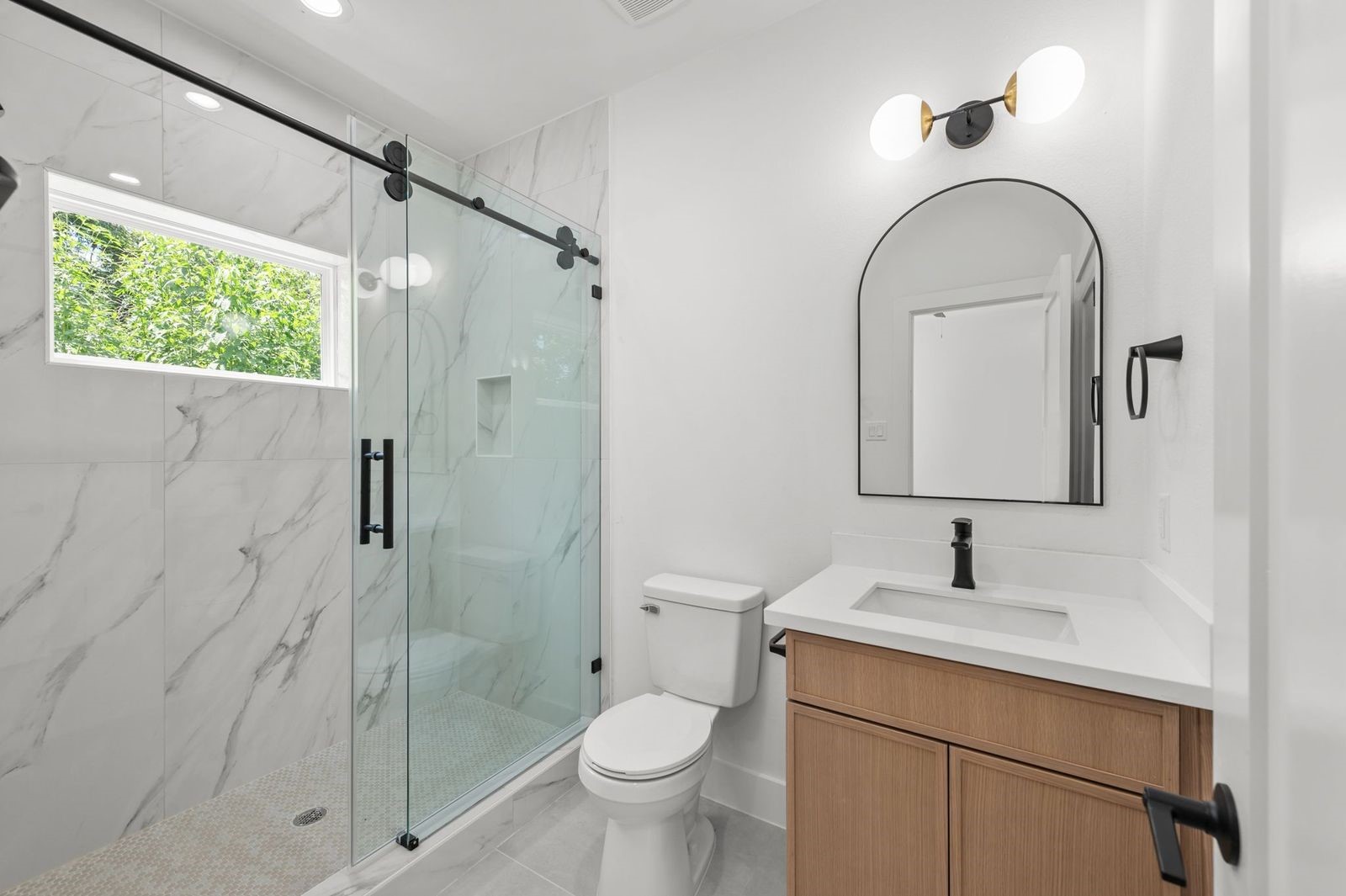 3348 Sauer Street Houston, TX 77004 - Photo 16 of 24 En suite bathroom for 2nd bedroom