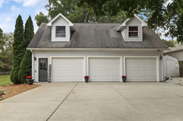 $575,000 | 9105 Gittings Road, Mount Pleasant, WI 53406