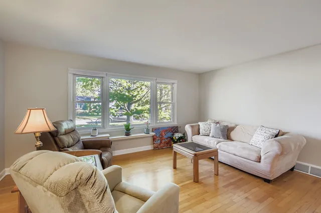 $335,000 | 250 North Fairlawn Avenue, Mundelein, IL 60060