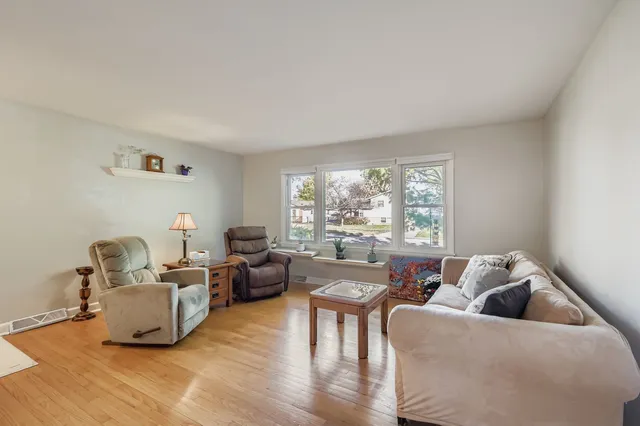 $335,000 | 250 North Fairlawn Avenue, Mundelein, IL 60060