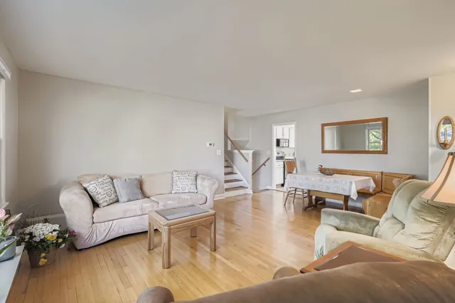 $335,000 | 250 North Fairlawn Avenue, Mundelein, IL 60060