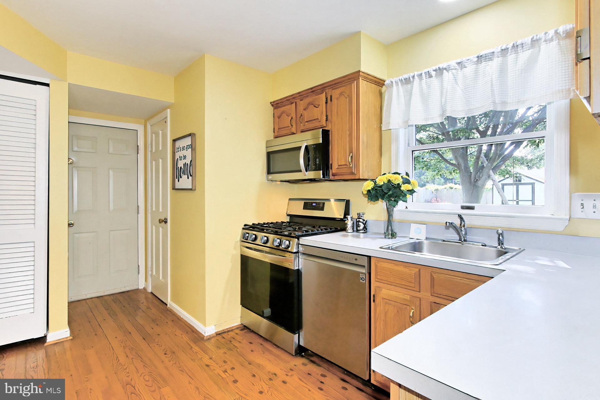 4123 Lees Corner Road Chantilly, VA 20151 - Photo 15 of 47 a kitchen with stainless steel appliances granite countertop a sink stove and refrigerator