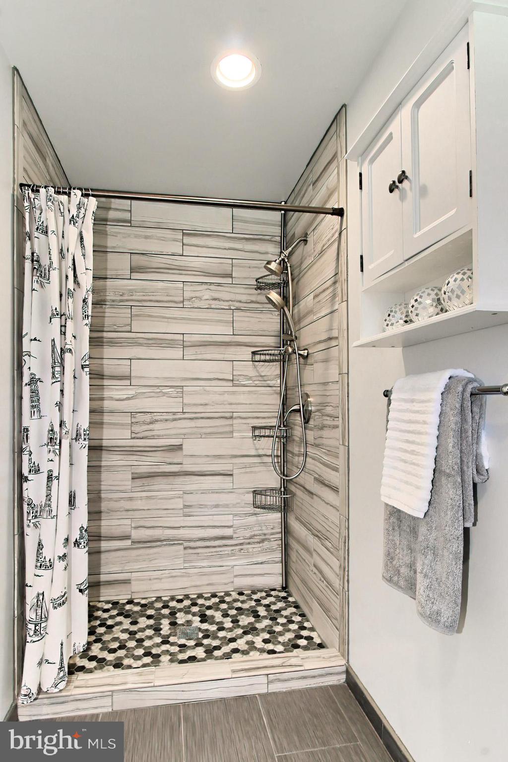 4123 Lees Corner Road Chantilly, VA 20151 - Photo 27 of 47 a bathroom with a shower