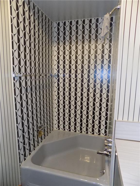 250 Byron Road Pittsburgh, PA 15237 - Photo 15 of 20 Shower and Tub