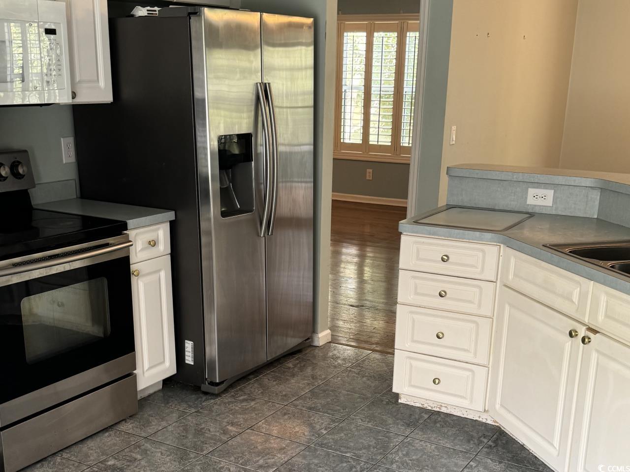 176 King George Lane Georgetown, SC 29440 - Photo 3 of 17 Kitchen with dark wood-type flooring, appliances w
