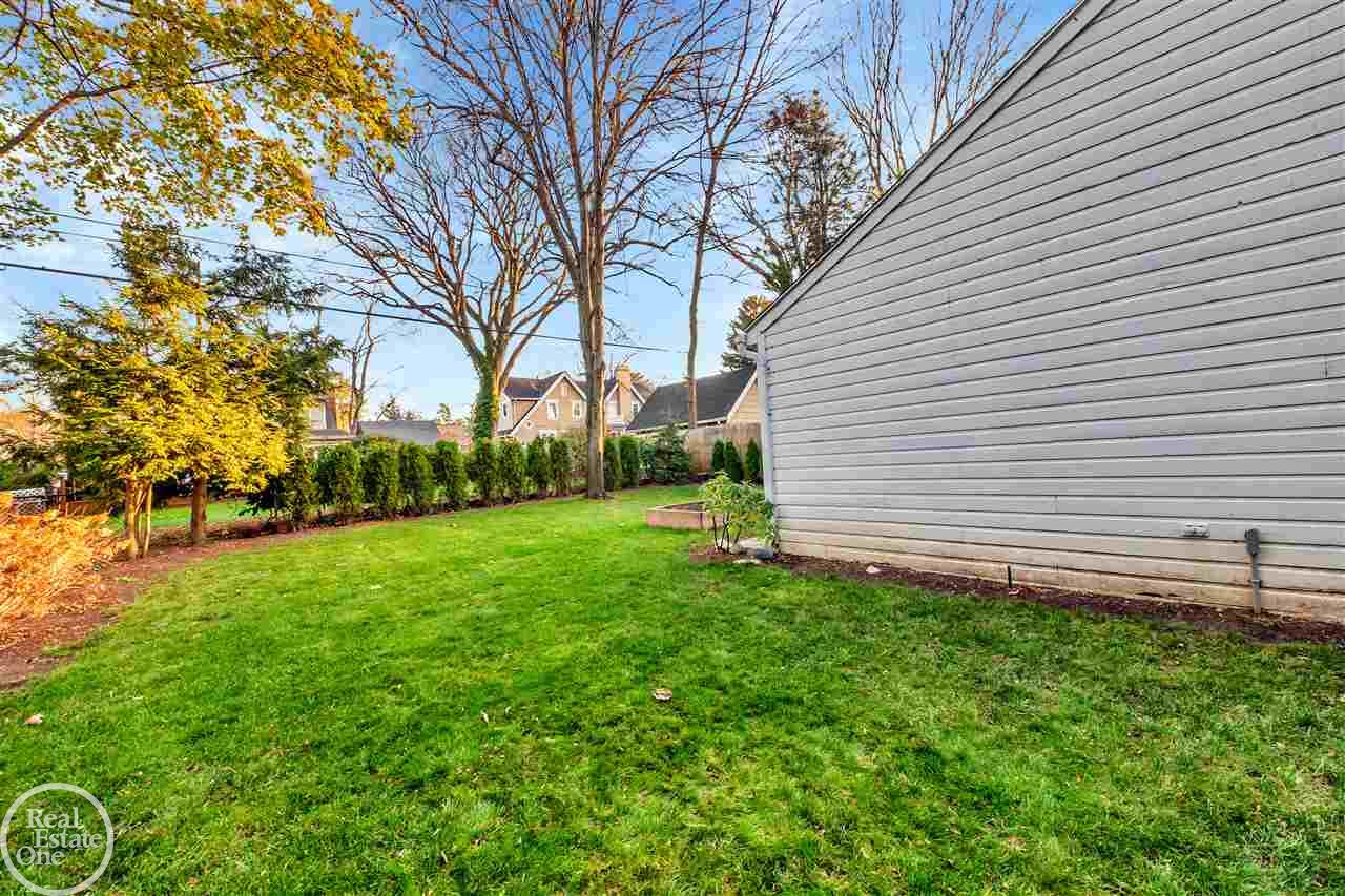 256 Ridgemont Road Grosse Pointe, MI 48236 - Photo 18 of 30 50029452-17.JPG