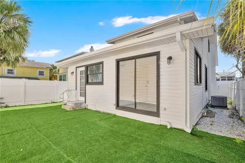 a view of a house with backyard