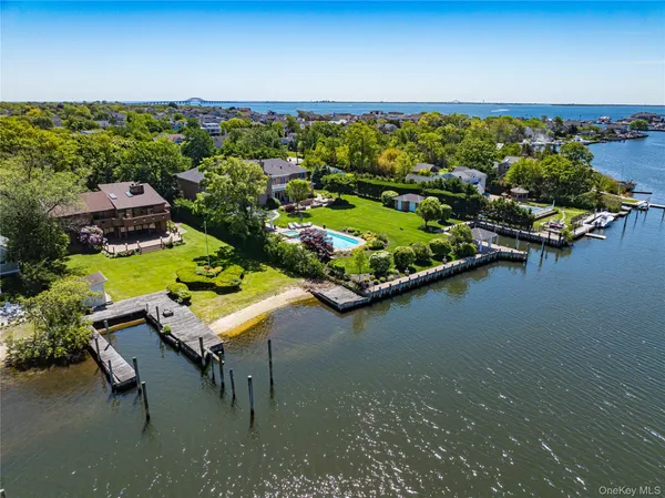 $1,549,000 | 164 West Islip Road, West Islip, NY 11795