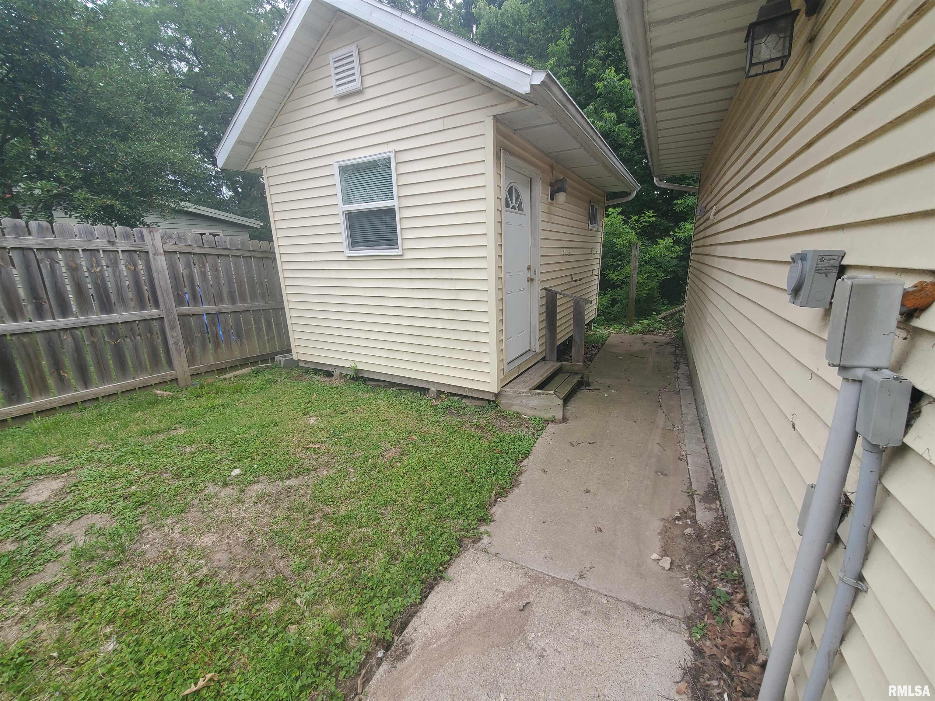 712 3rd Street Moline, IL 61265 - Photo 3 of 13