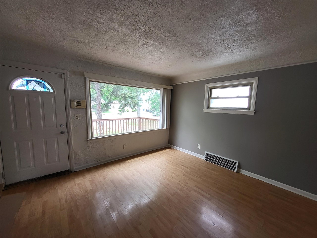 22820 Teppert Avenue Eastpointe, MI 48021 - Photo 3 of 13