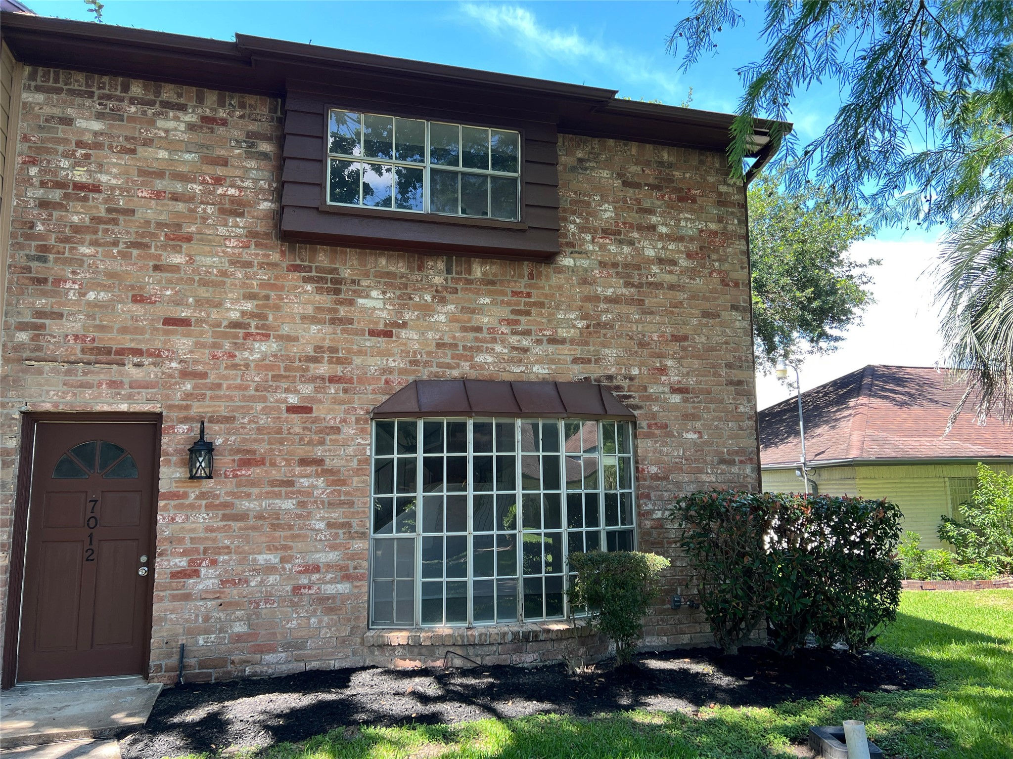 7012 Jetty Lane Houston, TX 77072 - Photo 1 of 24 a front view of a house with garden