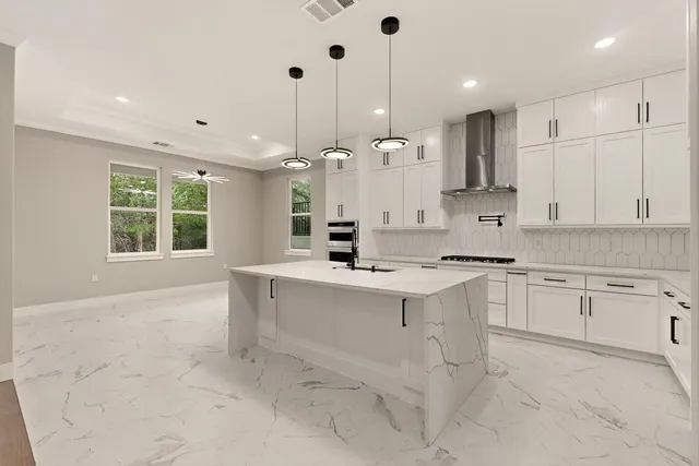 $1,275,000 | 448 Stephen F Austin Boulevard, Bastrop, TX 78602