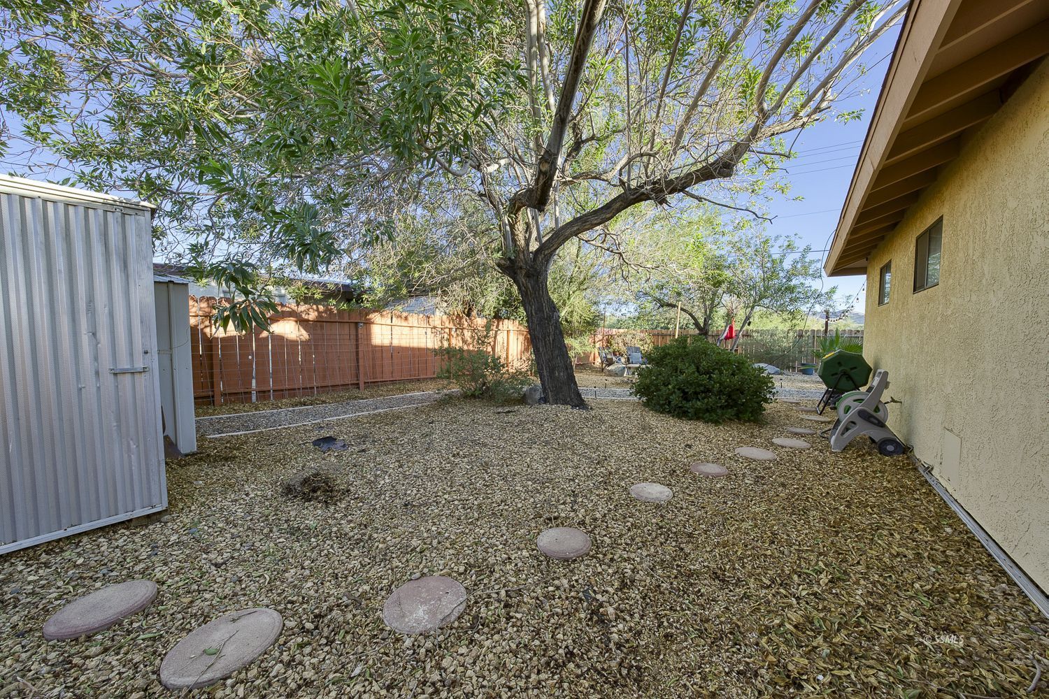 436 South Lincoln Street Ridgecrest, CA 93555 - Photo 33 of 34 a backyard of a house