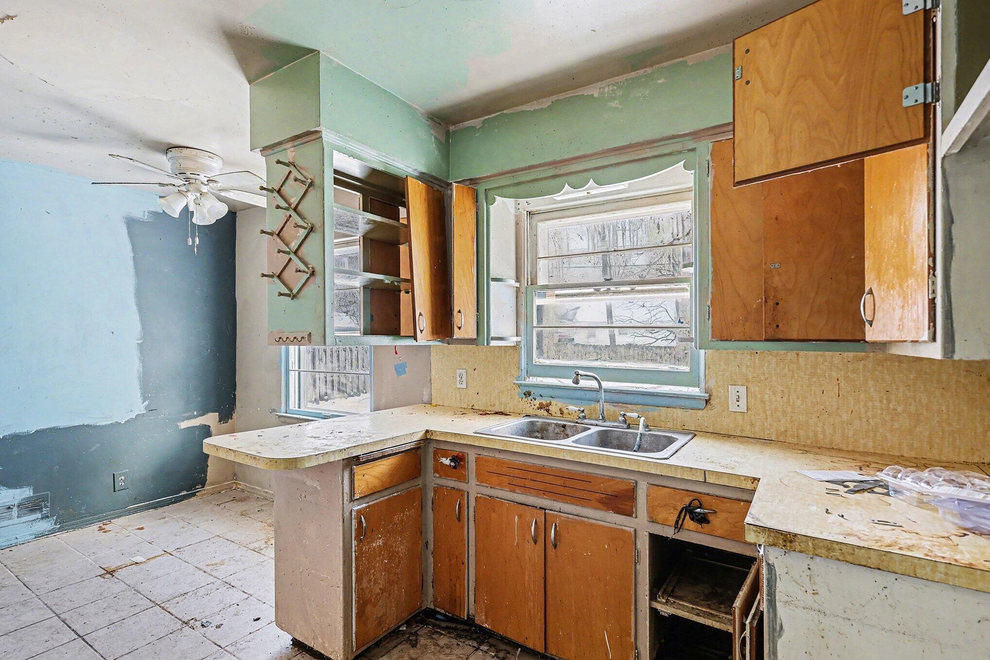 2928 Lafayette Circle Lansing, MI 48906 - Photo 5 of 15 015_file_1543