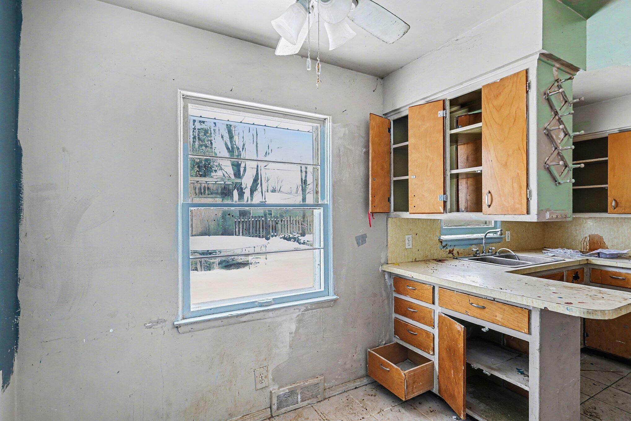 2928 Lafayette Circle Lansing, MI 48906 - Photo 6 of 15 014_file_6011