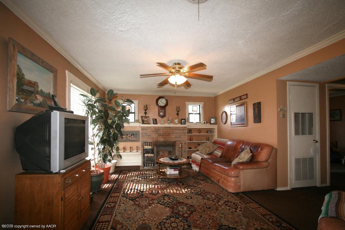 3700 South Harrison Street Amarillo, TX 79110 - Photo 13 of 14 a living room with furniture and a flat screen tv