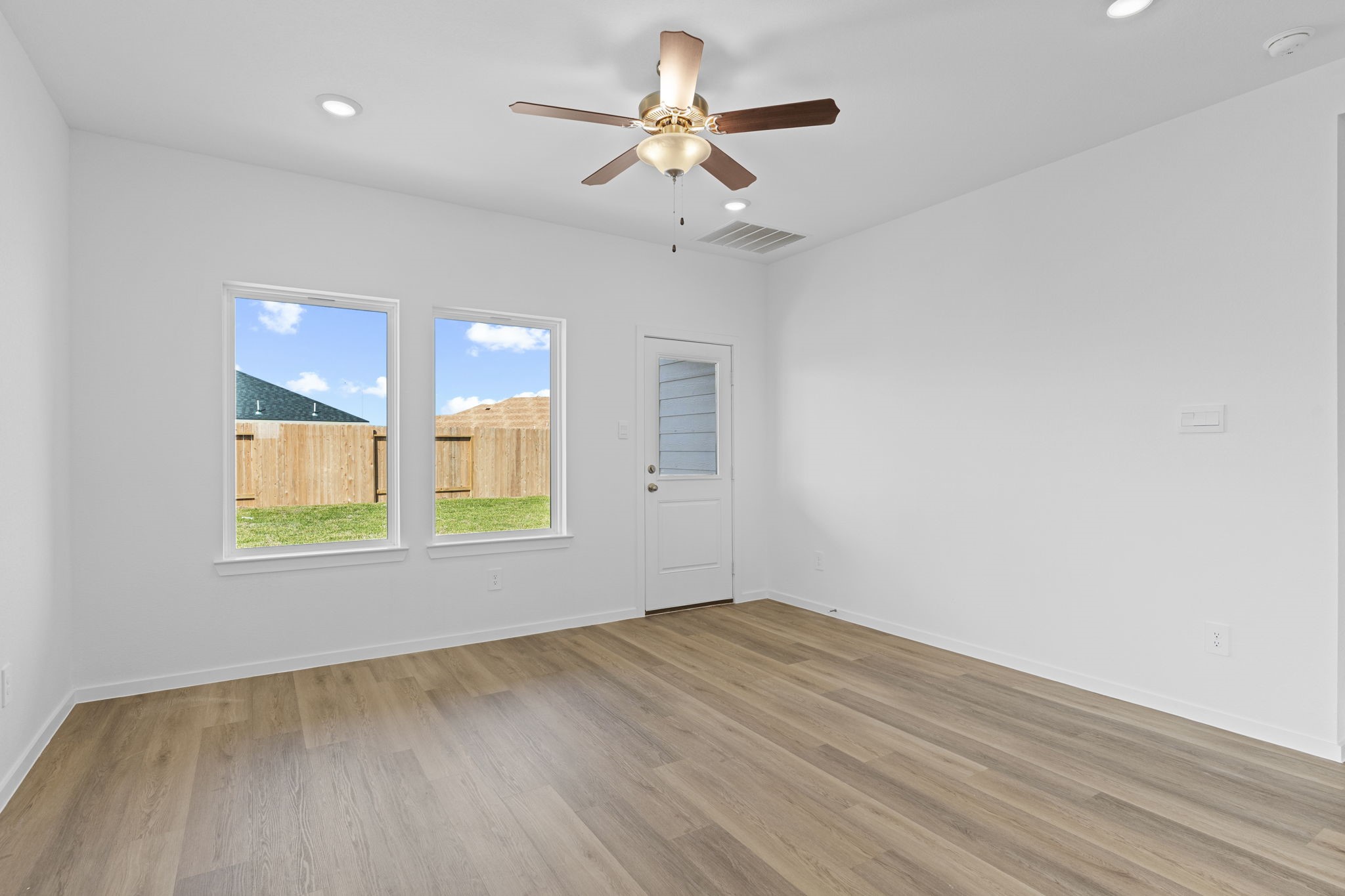 9019 Rose Water Iowa Colony, TX 77583 - Photo 22 of 44 an empty room with a window and a ceiling fan