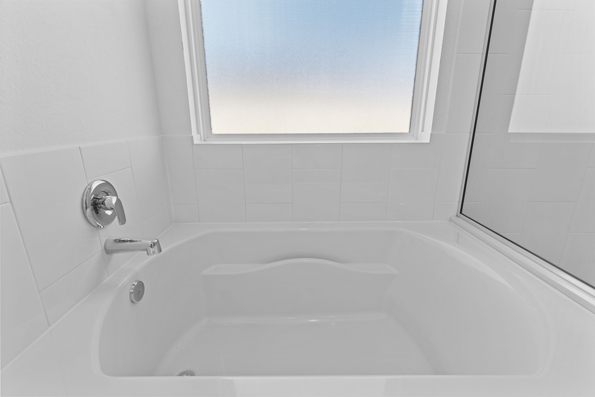 9019 Rose Water Iowa Colony, TX 77583 - Photo 32 of 44 a close up of a bathtub