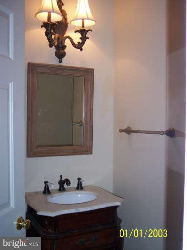 84 Riggs Road Fredericksburg, VA 22405 - Photo 8 of 22 Main Level Powder room