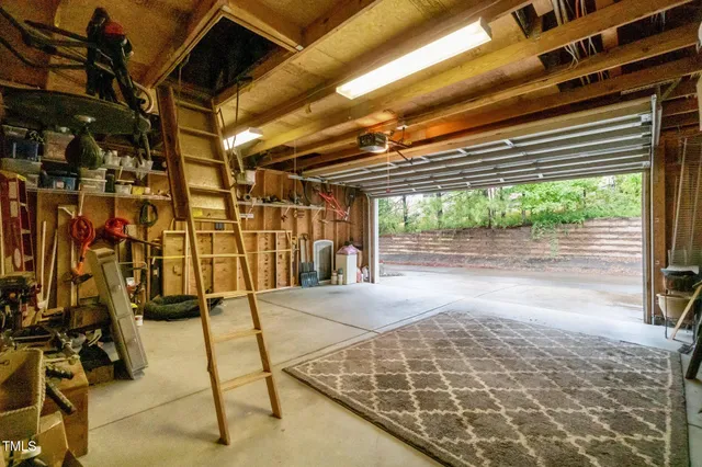 a view of a house with backyard